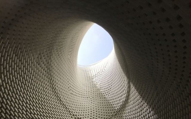 La colonne centrale du site, composée de 6 000 briques de pierre, s'ouvre en "cheminée" à 18 mètres au dessus du sol, le 27 avril 2017 (Crédit : Luke Tress / Times of Israel)