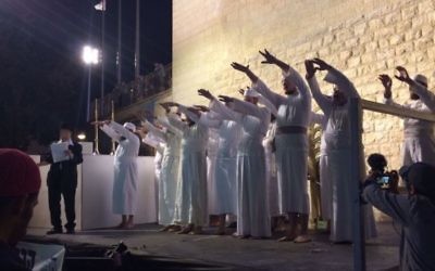 Des prêtres récitent les bénédictions rituelles après la reconstitution du sacrifice de Pessah à Jérusalem, le 6 avril 2017. (Crédit : Alex Fulbright/Times of Israël)