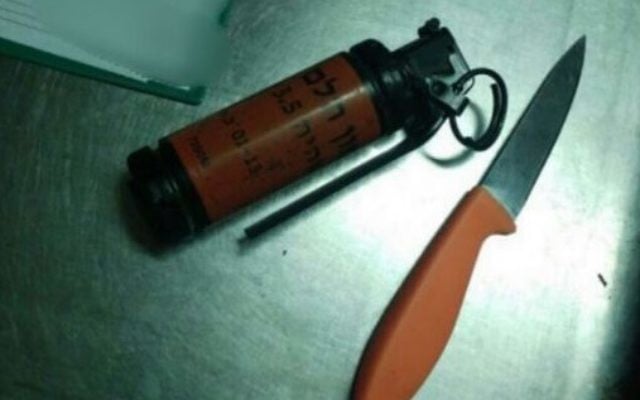 Un couteau et une grenade trouvés en possession d'un suspect palestinien qui a admis lors de l'enquête qu'il avait prévu de mener une attaque à Jérusalem, le 10 avril 2016 (Crédit : Porte-parole de la police d'Israël)