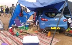 Photo d'une voiture qui est entré en collision dans une tente de famille blessant mère, le 13 avril 2017 (Crédit : porte-parole de Magen David Adom)