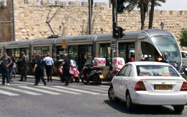 Les secouristes en pleine intervention suite à une attaque au couteau dans un tramway de Jérusalem, près de Kikar Tsahal, le 14 avril 2017 (Crédit: United Hatzalah) Les secouristes en pleine intervention suite à une attaque au couteau dans un tramway de Jérusalem, près de Kikar Tsahal, le 14 avril 2017 (Crédit: United Hatzalah)