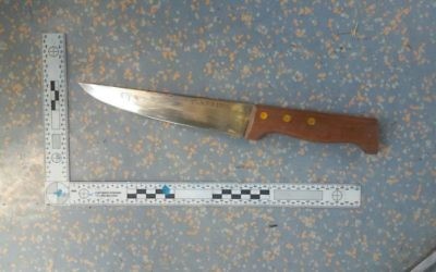 Illustration : Un couteau utilisé lors d'une attaque au couteau dans le tramway de Jérusalem près de Kikar Tsahal à Jérusalem le 14 avril 2017 Crédit : (Police israélienne)