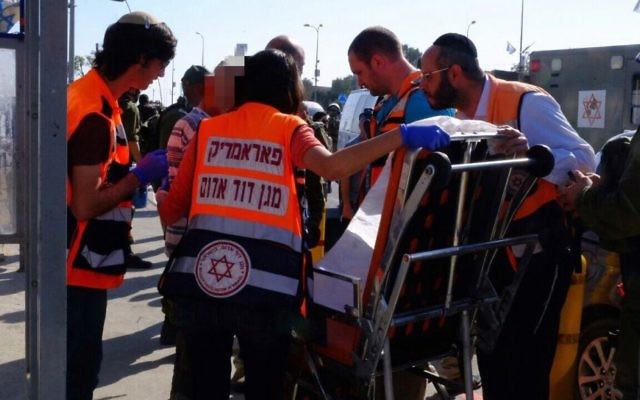 Des secouristes soignent un Israélien légèrement blessé dans une attaque à la voiture bélier dans le Gush Etzion, en Cisjordanie, le 19 avril 2017. (Crédit : Magen David Adom)