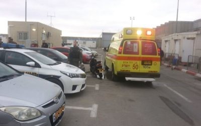 Les secouristes sur la scène d'une attaque au couteau où une soldate est légèrement blessée, près du checkpoint de Qalandiya, en Cisjordanie, le 24 avril 2017. (Crédit : Magen David Adom)