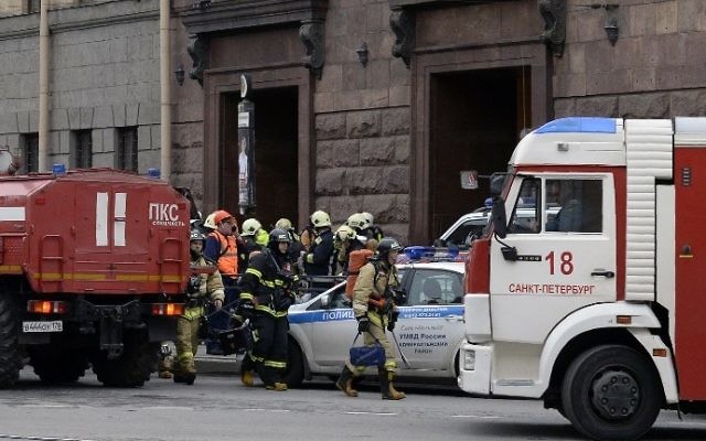 Les secours sont arrivés devant la station de métro Technological Institute, à Saint Peterbourg, le 3 avril 2017. (Crédit : AFP PHoto/ Olga Maltseva)