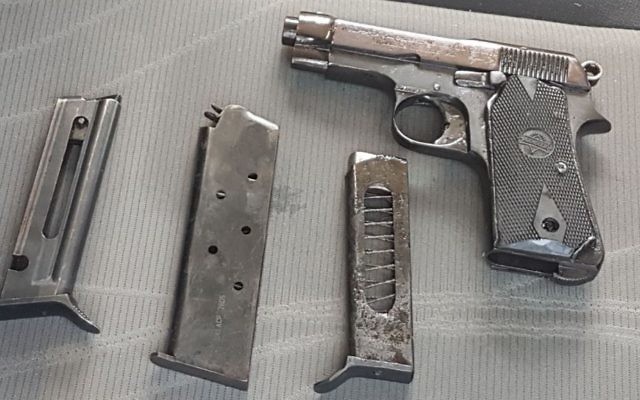 L'arme trouvé dans la voiture d'un palestinien, au nord de la Cisjordanie, le 6 avril 2017. (Crédit : porte-parole de l'armée israélienne) L'arme trouvé dans la voiture d'un palestinien, au nord de la Cisjordanie, le 6 avril 2017. (Crédit : porte-parole de l'armée israélienne)