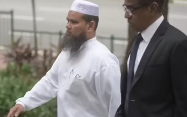 L'imam Nalla Mohamed Abdul Jameel, à gauche, à son arrivée au tribunal avec son avocat, à Singapour, en avril 2017. (Crédit : capture d'écran YouTube) L'imam Nalla Mohamed Abdul Jameel, à gauche, à son arrivée au tribunal avec son avocat, à Singapour, en avril 2017. (Crédit : capture d'écran YouTube)