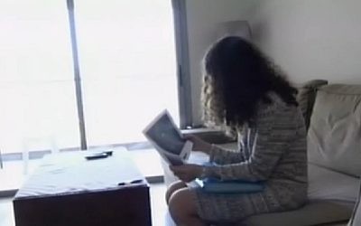La mère d'un adolescent israélo-américain qui serait responsable de centaines d'appels de menace à la bombe contre des institutions juives sur plusieurs continents pendant un entretien accordé à la Deuxième chaîne, le 1er avril 2017. (Crédit : capture d'écran Deuxième chaîne)