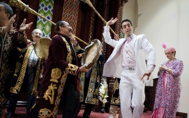Des danseurs lors d'un fête à la Synagogue Ohr Natan, dans le quartier de Rego Park, dans le Queens, à New York. (Crédit : Tom Williams/Roll Call/Getty Images/via JTA)