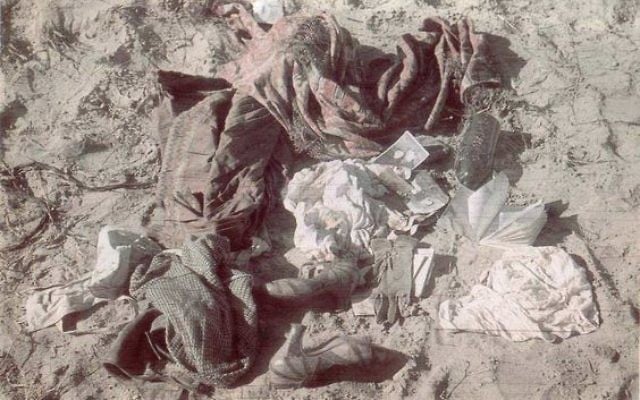 Les biens des victimes juives après le massacre de Babi Yar à Kiev, en Ukraine, fin septembre 1941. (Crédit : domaine public)