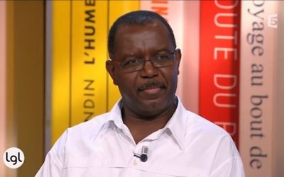 Louis-Philippe Dalembert, invité de la Grande Librairie pour évoquer son dernier roman Avant que les ombres s'effacent. (Crédit : capture d'écran YouTube/LGL)