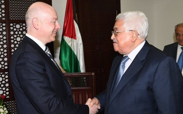 Le président de l'Autorité palestinienne Mahmoud Abbas, (à droite), avec Jason Greenblatt, conseiller et envoyé spécial du président américain pour les négociations internationales, au bureau d'Abbas à Ramallah, en Cisjordanie, le 14 mars 2017. (Crédit : WAFA) Le président de l'Autorité palestinienne Mahmoud Abbas, (à droite), avec Jason Greenblatt, conseiller et envoyé spécial du président américain pour les négociations internationales, au bureau d'Abbas à Ramallah, en Cisjordanie, le 14 mars 2017. (Crédit : WAFA)