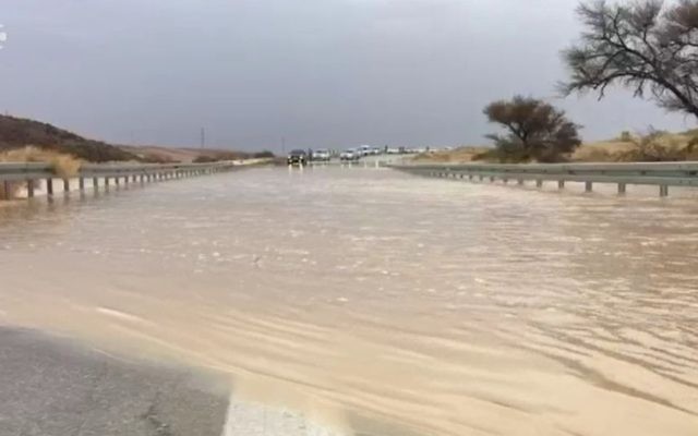 Des inondations ont causé la fermeture de l'autoroute 40 qui mène à Eilat, le 13 avril 2017. (Capture d'écran : Dixième chaîne)