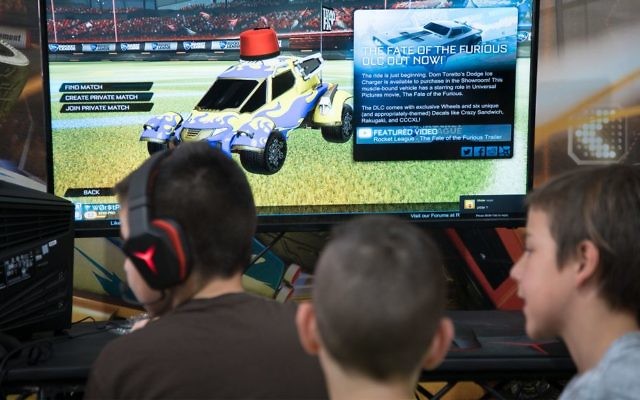 De jeunes joueurs réunis lors des championnats de jeux vidéos GameIn Pro de Tel Aviv, le 5 avril 2017 (Crédit : Luke Tress/Times of Israel)