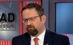 Sebastian Gorka, alors conseiller du président américain Donald Trump. (Crédit : capture d'écran YouTube)