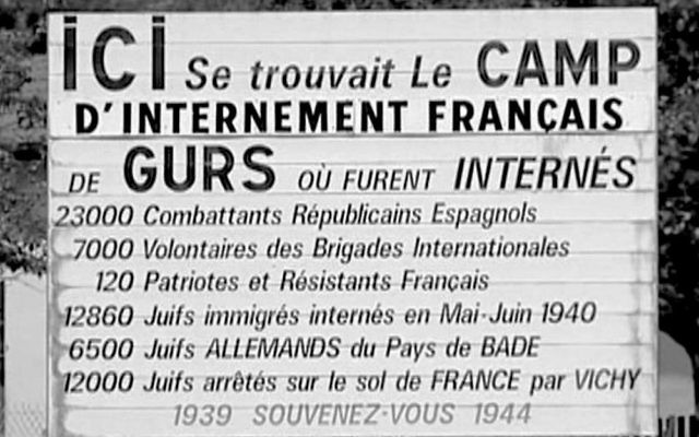 Affiche appelant le passant à se souvenir des victimes du camp de concentration de Gurs en France, où furent envoyés les premiers raflés du Vel d'Hiv, avant même la création du gouvernement de Vichy (Crédit: DR)