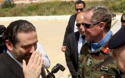 Saad Hariri, à gauche, le Premier ministre libanais, avec le directeur de la FINUL, Michael Beary, au centre, pendant une visite dans le sud du Liban, le 21 avril 2017. (Crédit : Mahmoud Zayyat/AFP)