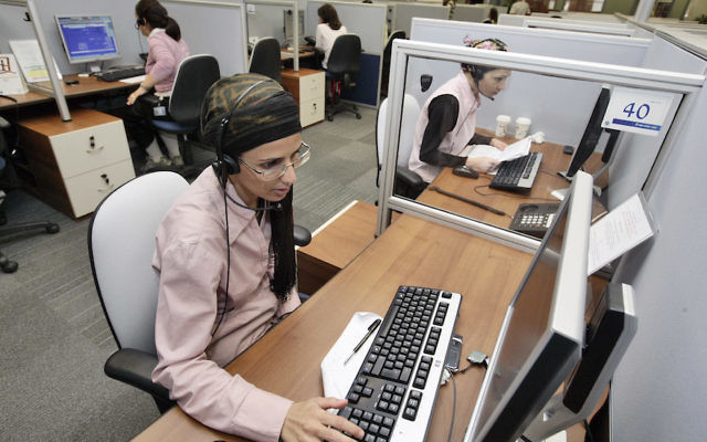 Une entreprise du secteur de la high-tech qui emploie des femmes ultra-orthodoxes, à Modiin Elit, le 17 août 2009. (Crédit : Abir Sultan/Flash 90) Une entreprise du secteur de la high-tech qui emploie des femmes ultra-orthodoxes, à Modiin Elit, le 17 août 2009. (Crédit : Abir Sultan/Flash 90)