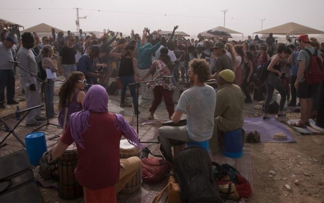 Des Israéliens et des demandeurs d'asile africains lors d'une fête de Pessah aux abord du centre de détention de Holot dans le sud d'Israël, le 6 avril 2017 (Crédit : Luke Tress/Times of Israel) Des Israéliens et des demandeurs d'asile africains lors d'une fête de Pessah aux abord du centre de détention de Holot dans le sud d'Israël, le 6 avril 2017 (Crédit : Luke Tress/Times of Israel)