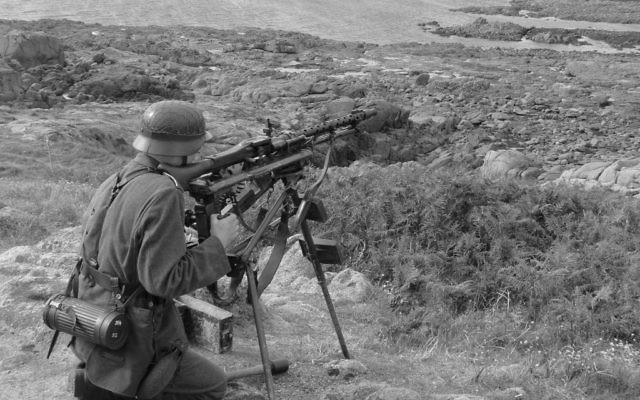 Un soldat allemand gardant le mur de l'Atlantique dans les îles anglo-normandes pendant la Seconde Guerre mondiale. (Crédit : Getty images/iStock)