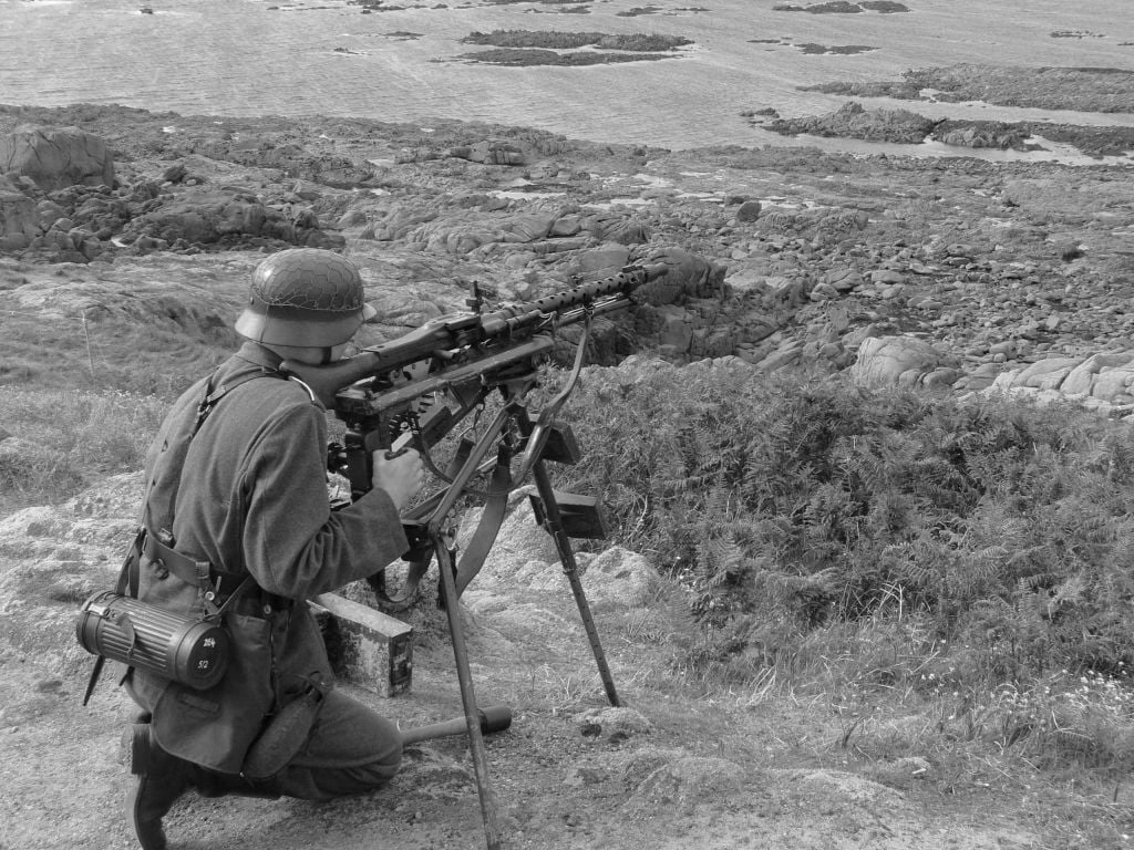 Un soldat allemand gardant le mur de l'Atlantique dans les îles anglo-normandes pendant la Seconde Guerre mondiale. (Crédit : Getty images/iStock)