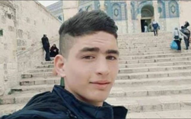 Ahmad Jazal, 17 ans, du village de Sebastia, près de Naplouse, en Cisjordanie, sur le mont du Temple, peu avant d'attaquer des Israéliens et d'être abattu dans la Vieille Ville de la capitale, le 1er avril 2017. (Crédit : via Twitter) Ahmad Jazal, 17 ans, du village de Sebastia, près de Naplouse, en Cisjordanie, sur le mont du Temple, peu avant d'attaquer des Israéliens et d'être abattu dans la Vieille Ville de la capitale, le 1er avril 2017. (Crédit : via Twitter)