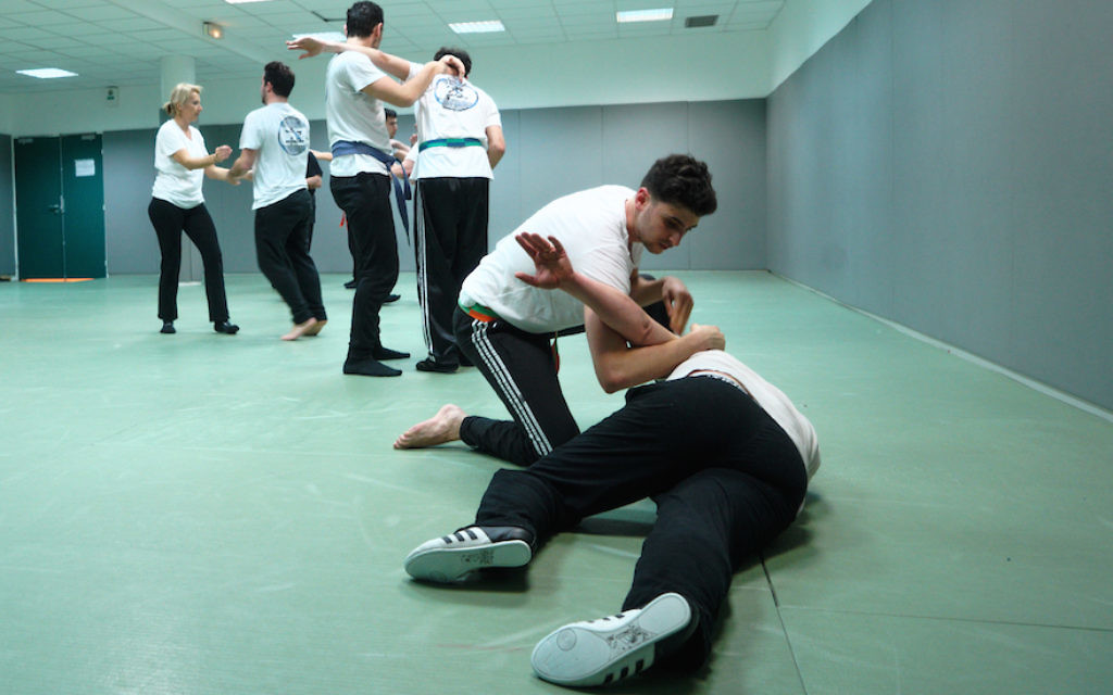Les élèves pratiquent du Krav Maga à Saint Mandé, le 23 mars 2017 (Crédit : Cnaan Liphshiz/JTA)