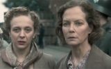 Amanda Abbington, à gauche, et Jenny Seagrove dans le rôle de Louisa Gould dans 'Another Mother's Son.' (Capture d'écran)