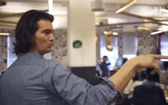 Adam Neumman fait visiter un espace WeWork à une équipe de Vanity Fair. Illustration. (Crédit : capture d'écran Youtube/Vanity Fair)
