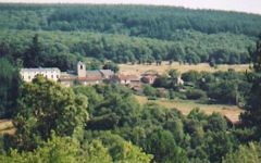 Le village de Pardailhan où de 1960 à 1962 une petite communauté tenta de créer un kibboutz français (Crédit: capture d'écran Wikimedia Commons/Pardailhan)