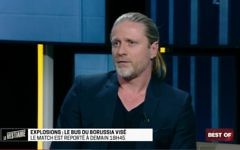 Sur  SFR TV Emmanuel Petit revient sur  sonrefus, en 2001, de jouer en Israël (Crédit:capture d'écran Youtube/SFR TV)