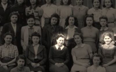 Mme Malingrey (g.) et Louise Pikovsky (d.) sur une photographie de la classe. La femme et la fille entretiendront une correspondance brusquement interrompue (Crédit: capture d'image Youtube/France 24)