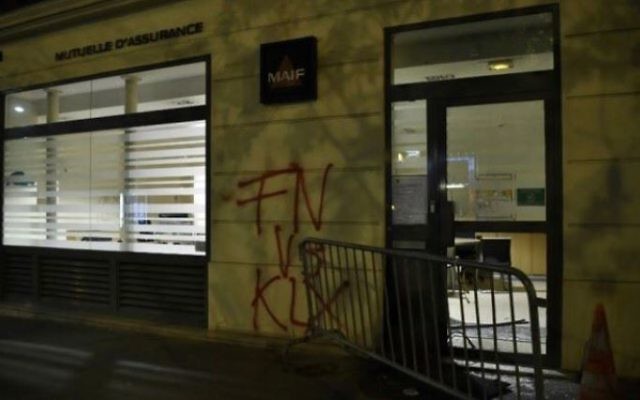 L'immeuble accueillant le QG de campagne de Marine Le Pen après une tentative d'incendie, rue du Faubourg Saint-Honoré, à Paris, le 13 avril 2017. (Crédit : capture d'écran Instagram) L'immeuble accueillant le QG de campagne de Marine Le Pen après une tentative d'incendie, rue du Faubourg Saint-Honoré, à Paris, le 13 avril 2017. (Crédit : capture d'écran Instagram)