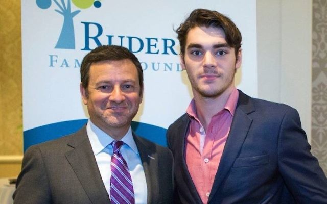 Jay Ruderman, à gauche, avec R.J. Mitte, un acteur atteint de paralysie cérébrale qui était l'un des acteurs principaux de la série à succès "Breaking Bad." (Autorisation de la Fondation de la famille Ruderman via JTA)
