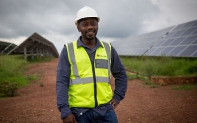 Twaha Twagirimana, le directeur du champ solaire à l'est du Rwanda, désormais géré par la société norvégienne Scatec, le 17 février 2017. (Crédit : Miriam Alster/Flash90)