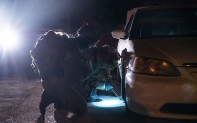 Une voiture volée saisie par l'armée dans le cadre de son opération Silwad le 7 avril 2017, qui est également le nom de la ville natale d'un Palestinien qui a percuté deux soldats, en tuant l'un d'eux, la veille (Crédit : Unité des porte-parole de l'armée israélienne)