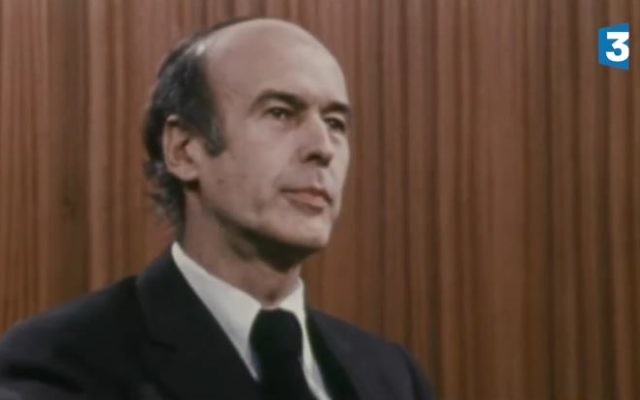 Valérie Giscard d'Estaing lors de son débat face à François Mitterrand lors de l'entre deux tours des élections présidentielles en 1981. (Crédit : capture d'écran France 3) Valérie Giscard d'Estaing lors de son débat face à François Mitterrand lors de l'entre deux tours des élections présidentielles en 1981. (Crédit : capture d'écran France 3)