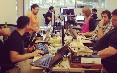 Des entrepreneurs israéliens au travail dans les locaux de la Silicon Valley de UpWest Lab. (Crédit : autorisation)