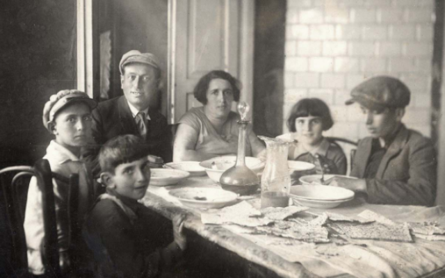 La famille de Rachel et Yitzhak Gachtmann à Pessah, à Janov, en Pologne, avant la Seconde Guerre mondiale. (Crédit : Yad Vashem Photo Archives 5573/5) La famille de Rachel et Yitzhak Gachtmann à Pessah, à Janov, en Pologne, avant la Seconde Guerre mondiale. (Crédit : Yad Vashem Photo Archives 5573/5)