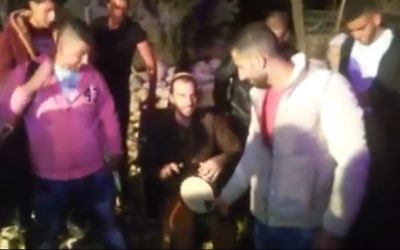 Yoni Sharon, un joueur de derbouka israélien vivant dans une implantation de Cisjordanie, joue dans un mariage palestinien, en avril 2017. (Crédit : capture d'écran Facebook)