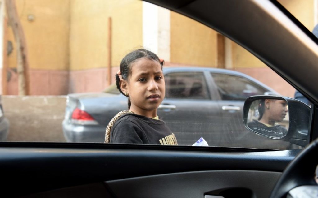 Une fillette égyptienne devant la Fondation Banati, au Caire, le 16 février 2017. (Crédit : Mohamed el-Shahed/AFP) Une fillette égyptienne devant la Fondation Banati, au Caire, le 16 février 2017. (Crédit : Mohamed el-Shahed/AFP)