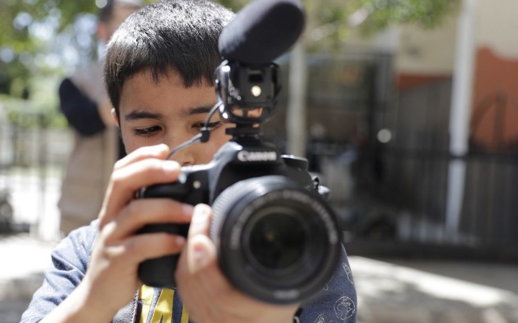 Mostafa Abdallah, 11 ans, réfugié syrien de la ville de Minbej, filme ses amis dans le camp de Chatila, au sud de Beyrouth, le 5 avril 2017. (Crédit : Joseph Eid/AFP) Mostafa Abdallah, 11 ans, réfugié syrien de la ville de Minbej, filme ses amis dans le camp de Chatila, au sud de Beyrouth, le 5 avril 2017. (Crédit : Joseph Eid/AFP)