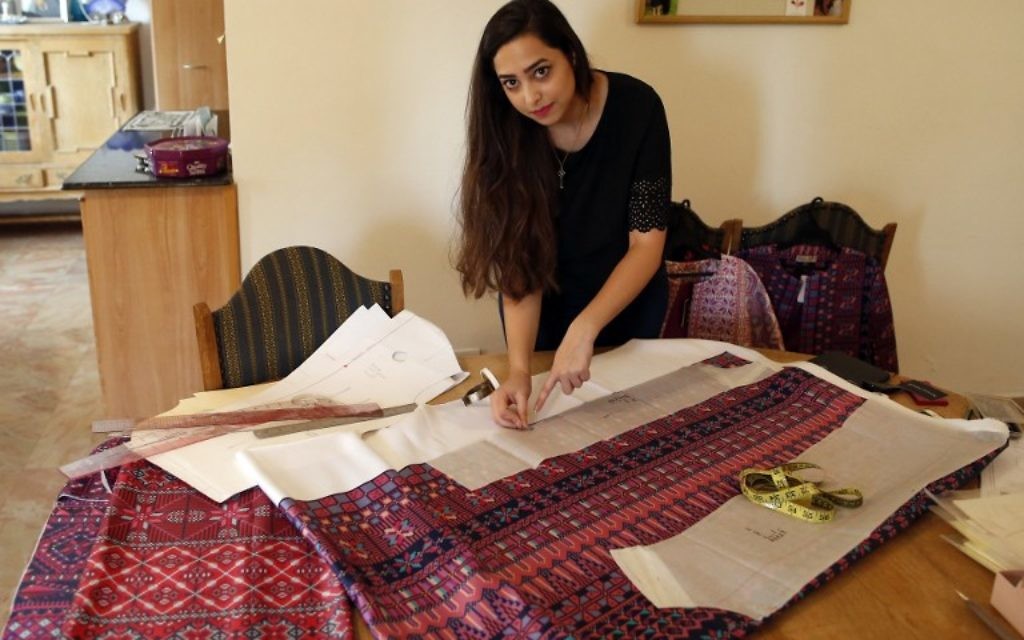 Natalie Tahhan dans son atelier de Jérusalem Est, le 13 avril 2017. (Crédit : Ahmad Gharabli/AFP)