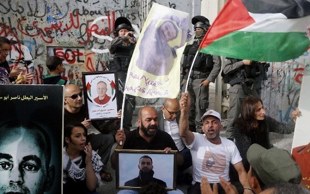 Manifestation palestinienne en signe de solidarité avec les détenus en pleine grève de la faim, à proximité de al barrière de sécurité à Bethléem en Cisjordanie, le 26 avril 2017. (Crédit : AFP Photo/Musa Al Shaer)