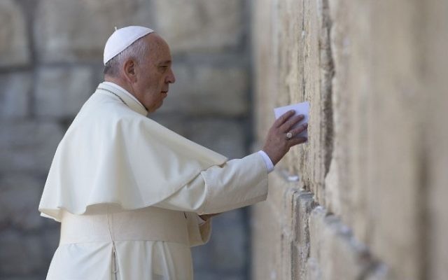 Le Pape François place une note de prière au mur Occidental, le lieu de prière le plus saint du Judaïsme, dans la vieille Ville de Jérusalem le 26 mai 2014 (Crédit : Thomas Coex/AFP) Le Pape François place une note de prière au mur Occidental, le lieu de prière le plus saint du Judaïsme, dans la vieille Ville de Jérusalem le 26 mai 2014 (Crédit : Thomas Coex/AFP)