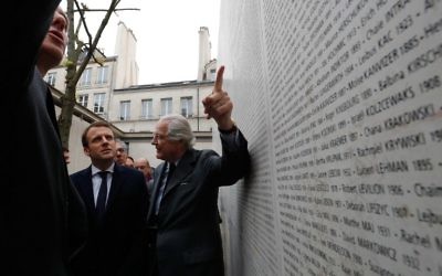 Emmanuel Macron avec Eric de Rothschild, président du mémorial de la Shoah de Paris, pendant une visite au mémorial, le 30 avril 2017. (Crédit : Philippe Wojazer/AFP)