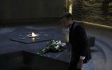 Emmanuel Macron dans la crypte du mémorial de la Shoah de Paris, le 30 avril 2017. (Crédit : Philippe Wojazer/AFP)
