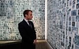 Illustration : Le candidat français à la présidence pour le mouvement En Marche!,  Emmanuel Macron, regardant les 2500 photographies de jeunes Juifs déportés de France durant l'occupation nazie pendant la Seconde guerre mondiale, au cours d'une visite au Mémorial de la Shoah, à Paris, le 30 avril 2017. (Crédit : Philippe Wojazer/AFP/Pool)
