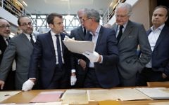 Emmanuel Macron avec Jacques Fredj, directeur du mémorial de la Shoah de Paris, pendant une visite au mémorial, le 30 avril 2017. (Crédit : Philippe Wojazer/AFP)