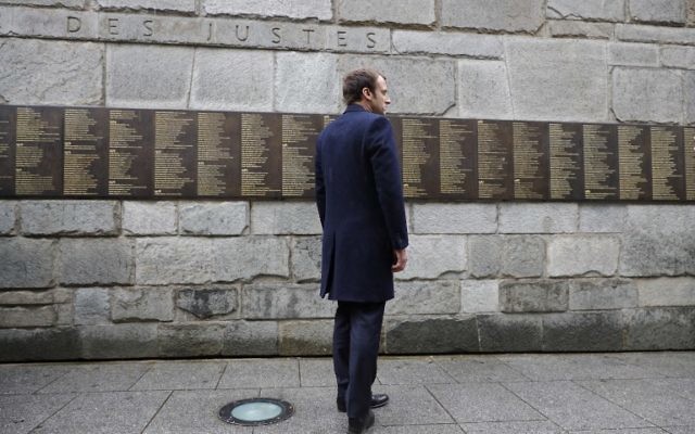 Emmanuel Macron devant le mur des Justes du mémorial de la Shoah de Paris, le 30 avril 2017. (Crédit : Philippe Wojazer/AFP) Emmanuel Macron devant le mur des Justes du mémorial de la Shoah de Paris, le 30 avril 2017. (Crédit : Philippe Wojazer/AFP)